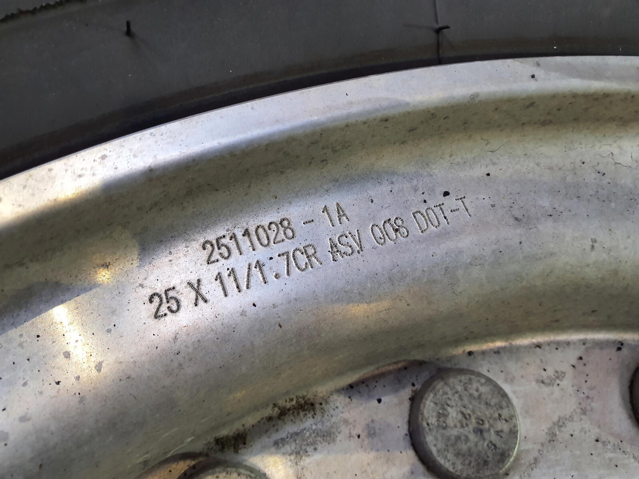 Grove Wheel 445/95R25 12 9 2p alu - Roue complète pour Grue: photos 5 Grove Wheel 445/95R25 12 9 2p alu - Roue complète pour Grue: photos 5