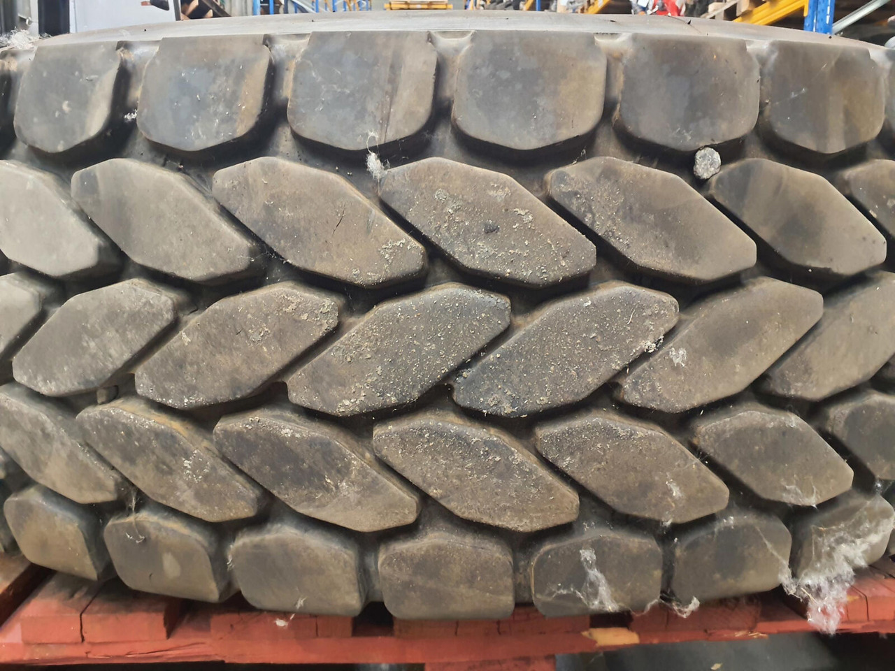 Krupp Wheel 385/95R25 12 5.4 3p - Roue complète pour Grue: photos 3 Krupp Wheel 385/95R25 12 5.4 3p - Roue complète pour Grue: photos 3