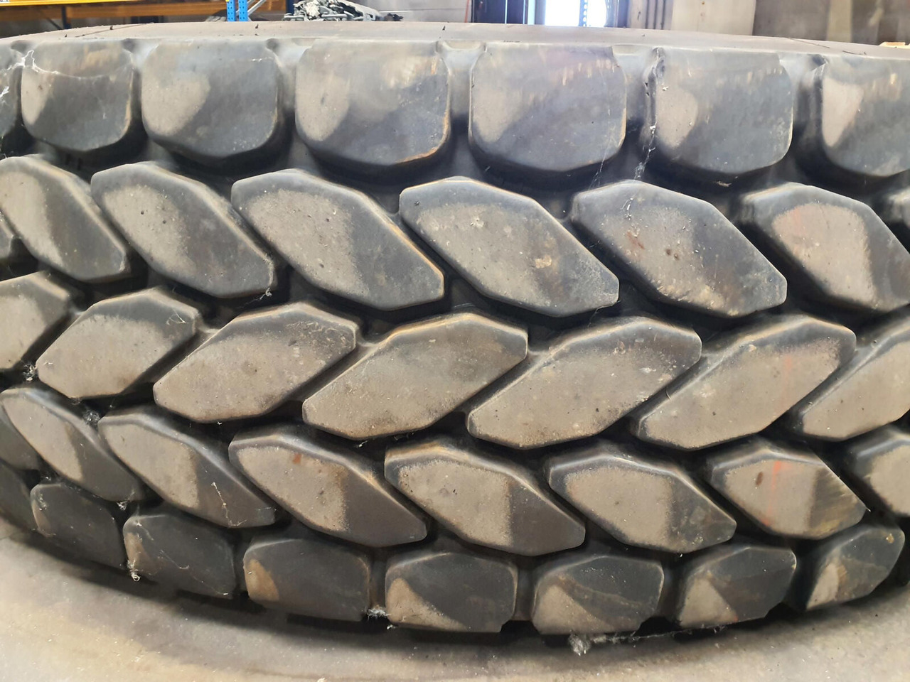 Krupp Wheel 385/95R25 12 5.4 3p - Roue complète pour Grue: photos 3 Krupp Wheel 385/95R25 12 5.4 3p - Roue complète pour Grue: photos 3