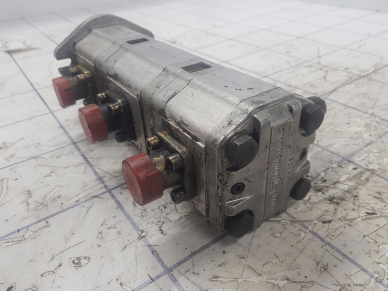 Sauer Sundstrand 3 way gear pump - Pompe hydraulique pour Grue: photos 3 Sauer Sundstrand 3 way gear pump - Pompe hydraulique pour Grue: photos 3