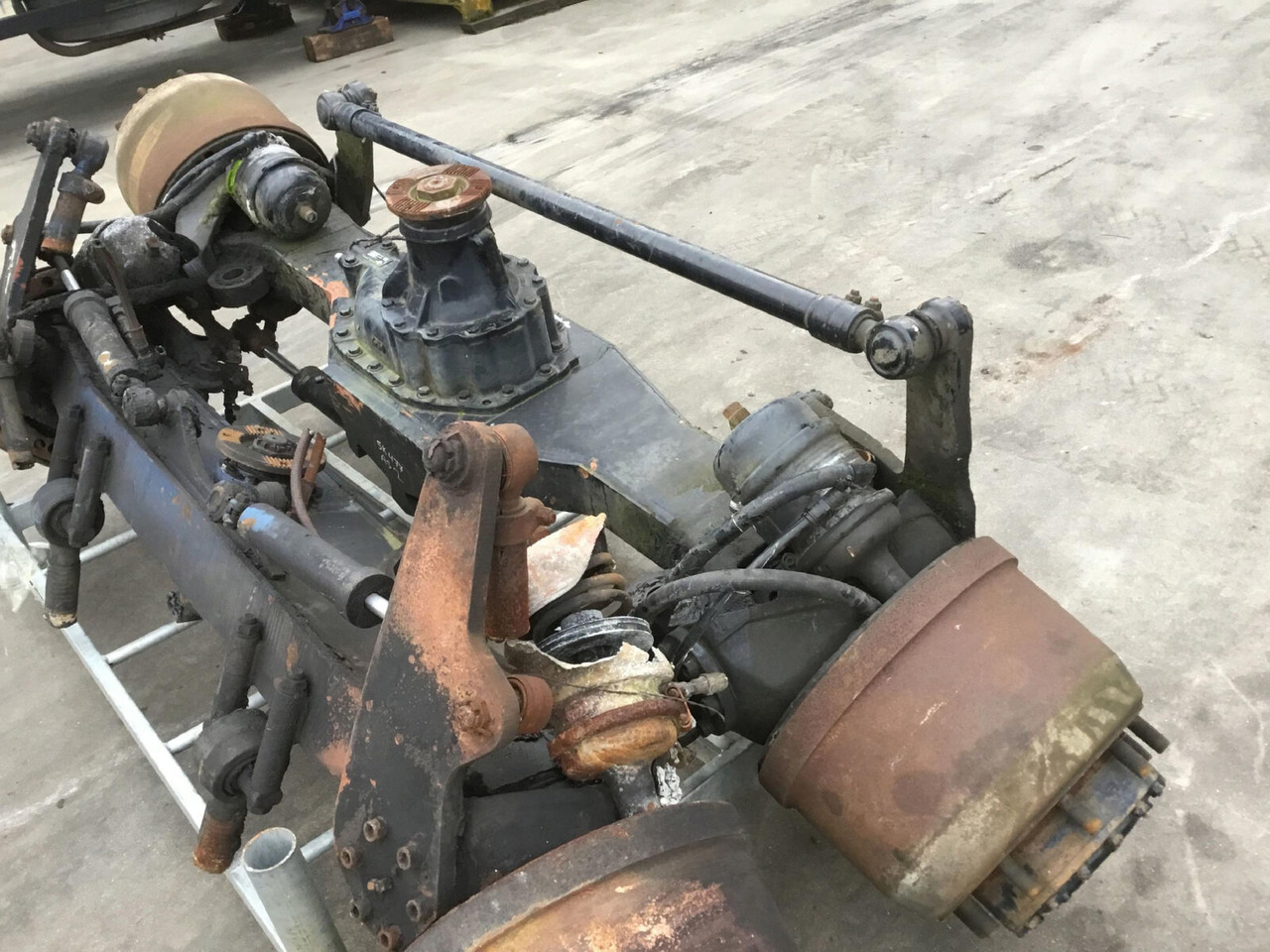 Spierings SK 477 axle 2 - Essieu et pièces pour Grue mobile: photos 2 Spierings SK 477 axle 2 - Essieu et pièces pour Grue mobile: photos 2