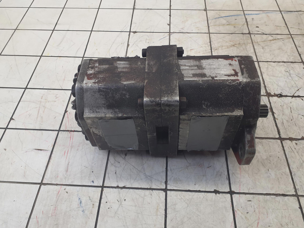 Sundstrand dual gear pump - Pompe hydraulique pour Grue mobile: photos 1 Sundstrand dual gear pump - Pompe hydraulique pour Grue mobile: photos 1