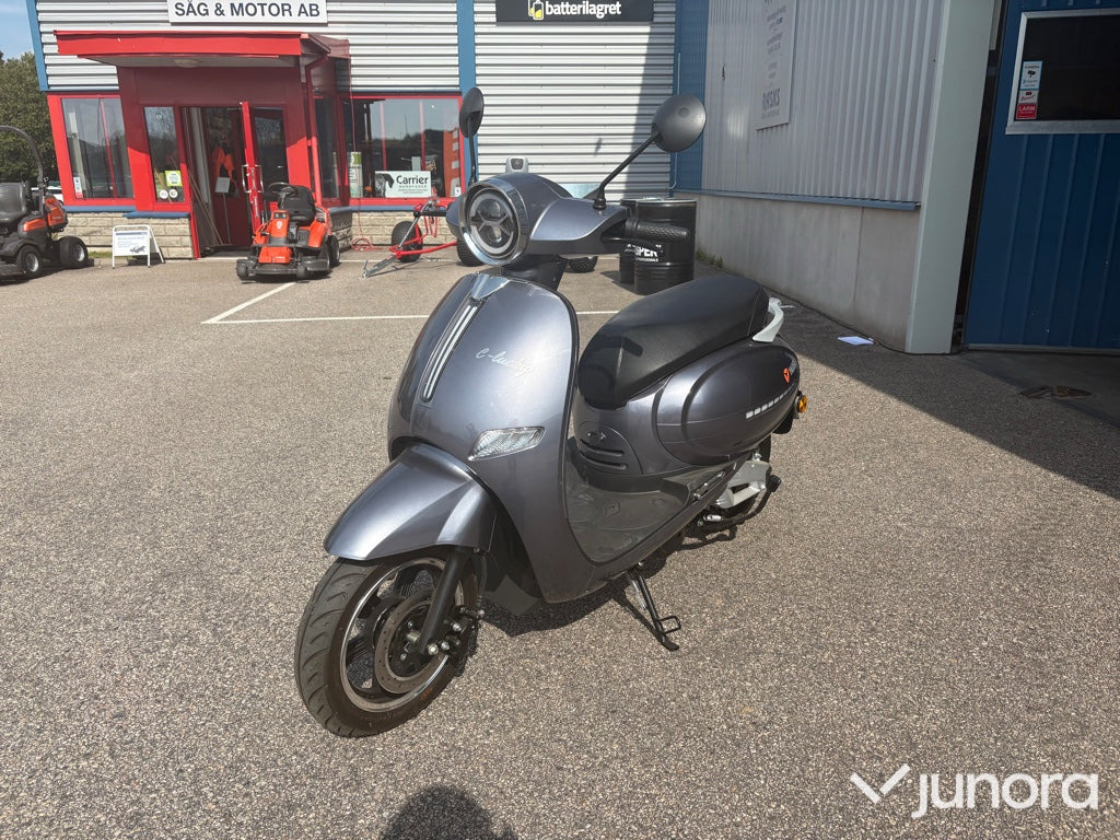 EU-moped - Yadea C-Lucky, NY! - Motocyclette: photos 1 EU-moped - Yadea C-Lucky, NY! - Motocyclette: photos 1