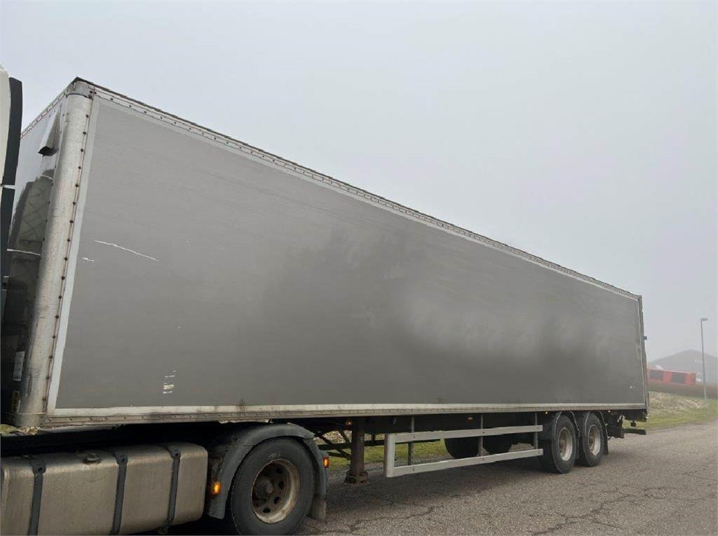 Fruehauf 13,6 mtr box - lodretstående lift - Semi-remorque fourgon: photos 3 Fruehauf 13,6 mtr box - lodretstående lift - Semi-remorque fourgon: photos 3