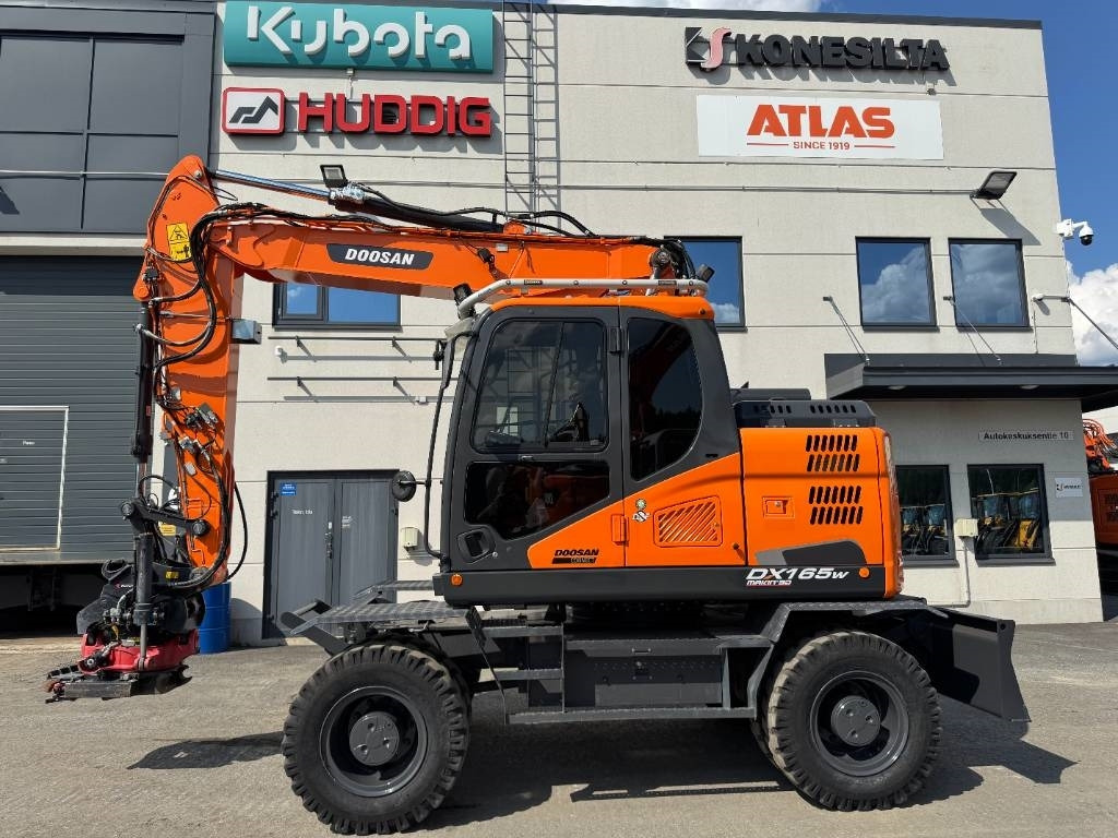 Doosan DX165W-5 PYÖRITTÄJÄLLÄ - Pelle sur pneus: photos 1 Doosan DX165W-5 PYÖRITTÄJÄLLÄ - Pelle sur pneus: photos 1