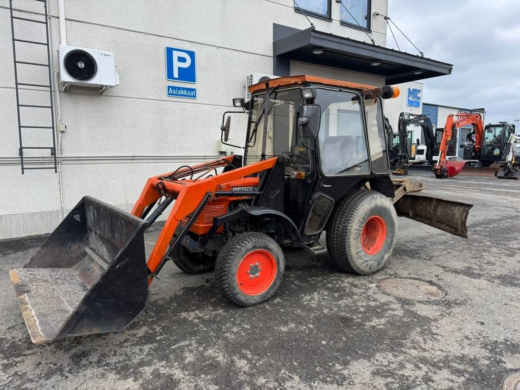 Kubota L245 DT ETUKUORMAAJALLA - Tracteur agricole: photos 3 Kubota L245 DT ETUKUORMAAJALLA - Tracteur agricole: photos 3