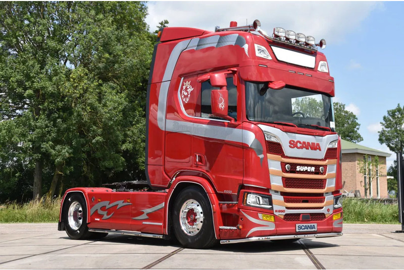 Scania R650 V8 NGS 4x2NB - LIKE NEW - RETARDER - FULL AIR - PARK. AIRCO - 4 POINT AIR SUSP. - 2 x FUEL TANKS - ALCOA'S - - Tracteur routier: photos 1 Scania R650 V8 NGS 4x2NB - LIKE NEW - RETARDER - FULL AIR - PARK. AIRCO - 4 POINT AIR SUSP. - 2 x FUEL TANKS - ALCOA'S - - Tracteur routier: photos 1