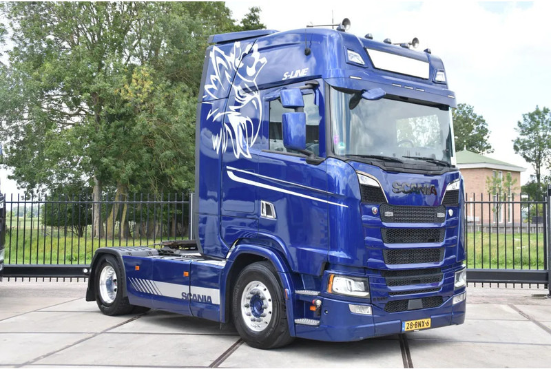 Scania S500 NGS 4x2NB - RETARDER - FULL AIR - PARK. AIRCO - LEATHER SEATS - 2 x FUEL TANKS - ALCOA'S - LED LIGHTS - - Tracteur routier: photos 1 Scania S500 NGS 4x2NB - RETARDER - FULL AIR - PARK. AIRCO - LEATHER SEATS - 2 x FUEL TANKS - ALCOA'S - LED LIGHTS - - Tracteur routier: photos 1