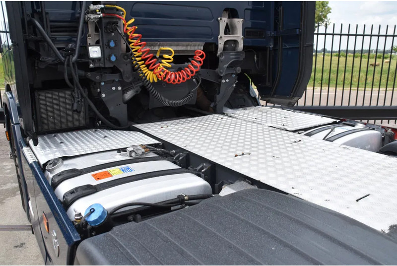 Scania S520 V8 NGS 6x2/4NB - RETARDER - FULL AIR - PARK. AIRCO - ACC - 2 x FUEL TANKS - LED LIGHTS - TOP CONDITION - - Tracteur routier: photos 4 Scania S520 V8 NGS 6x2/4NB - RETARDER - FULL AIR - PARK. AIRCO - ACC - 2 x FUEL TANKS - LED LIGHTS - TOP CONDITION - - Tracteur routier: photos 4