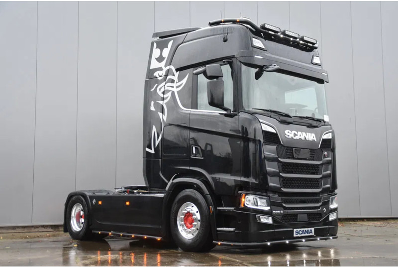 Scania S580 V8 NGS 4x2NB - HYDRAULICS - FULL AIR - RETARDER - 541 TKM - PARK. AIRCO - TV - PTO - ALCOA'S - LED - - Tracteur routier: photos 2 Scania S580 V8 NGS 4x2NB - HYDRAULICS - FULL AIR - RETARDER - 541 TKM - PARK. AIRCO - TV - PTO - ALCOA'S - LED - - Tracteur routier: photos 2