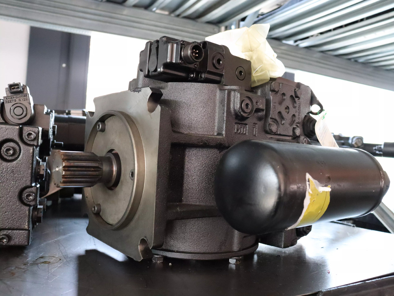 DANFOSS 90L130KPVBJ8ELRF4F03GBA424236 - Pompe hydraulique pour Matériel de manutention: photos 1 DANFOSS 90L130KPVBJ8ELRF4F03GBA424236 - Pompe hydraulique pour Matériel de manutention: photos 1
