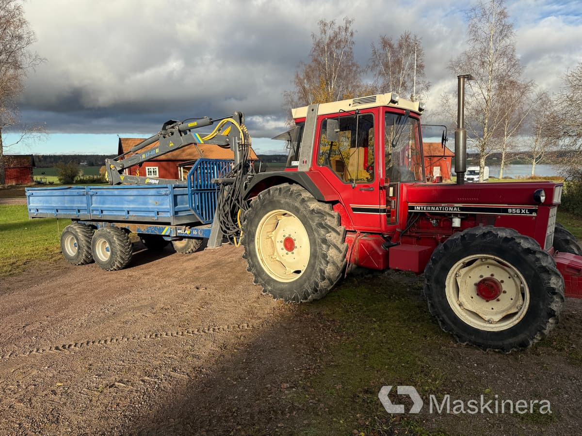 Traktor International 956 AXL med skogsvagn och kran - Tracteur agricole: photos 1 Traktor International 956 AXL med skogsvagn och kran - Tracteur agricole: photos 1