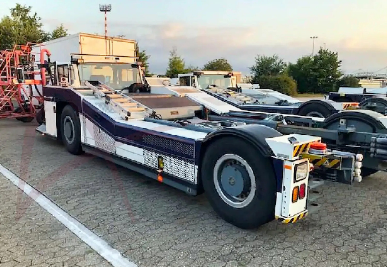 GOLDHOFER AST-2F 400 - Tracteur d'avions: photos 1 GOLDHOFER AST-2F 400 - Tracteur d'avions: photos 1