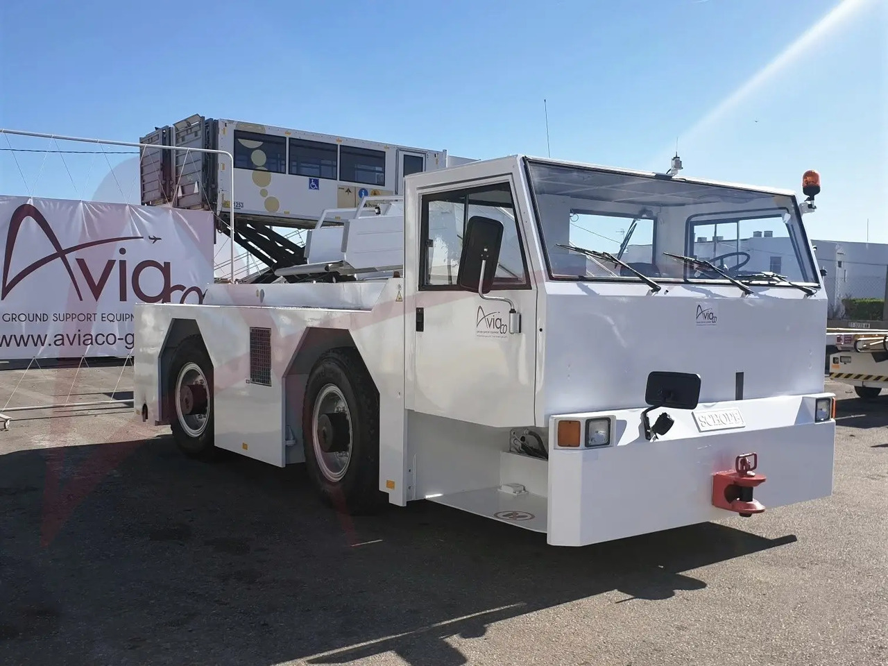 SCHOPF F180 - Tracteur d'avions: photos 1 SCHOPF F180 - Tracteur d'avions: photos 1