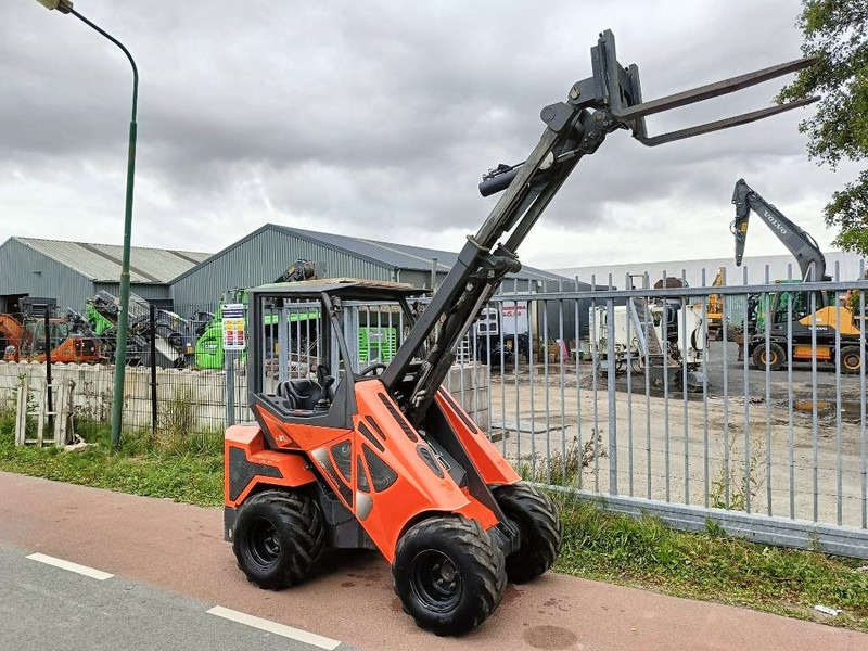 Cast 33 TLS minishovel mini loader giant avant 1400kg - Chargeuse compacte sur chenilles: photos 2 Cast 33 TLS minishovel mini loader giant avant 1400kg - Chargeuse compacte sur chenilles: photos 2