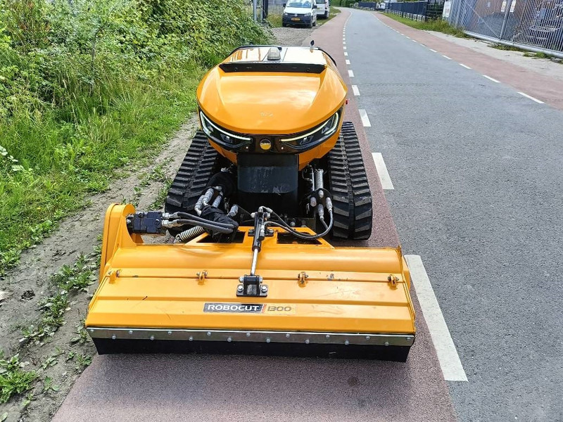 McConnel Robocut RC56 robot remote maaier mower 1200kg - Faucheuse: photos 3 McConnel Robocut RC56 robot remote maaier mower 1200kg - Faucheuse: photos 3