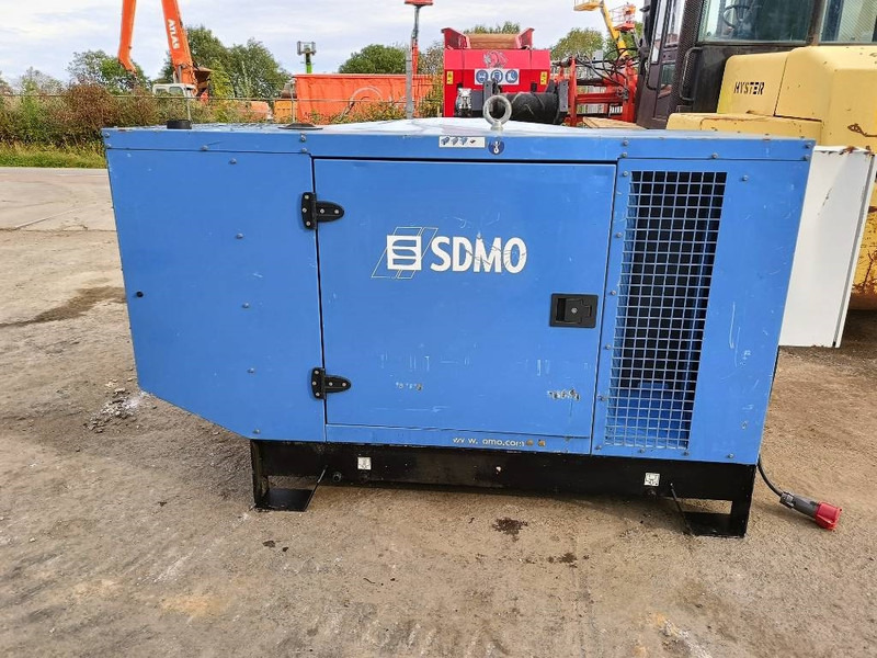 SDMO J 44 K 44kva 64 A 35 kw generator aggregaat silent - Groupe électrogène: photos 2 SDMO J 44 K 44kva 64 A 35 kw generator aggregaat silent - Groupe électrogène: photos 2