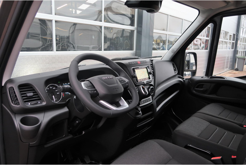 Photo d'intérieur 3: Fourgon utilitaire Iveco Daily 35S18HV 3.0 L2H2 BPM VRIJ/ AUT/ 2X SCHUIFDEUR/ CAMERA/ CRUISE/ CLIMA/ NAVI/ LED