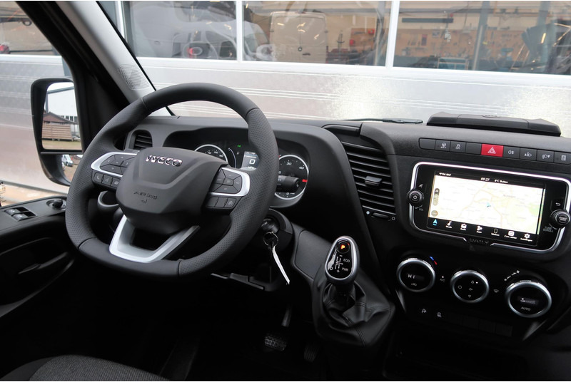Photo d'intérieur 1: Fourgon utilitaire Iveco Daily 35S18HV 3.0 L2H2 BPM VRIJ/ AUT/ 2X SCHUIFDEUR/ CAMERA/ CRUISE/ CLIMA/ NAVI/ LED