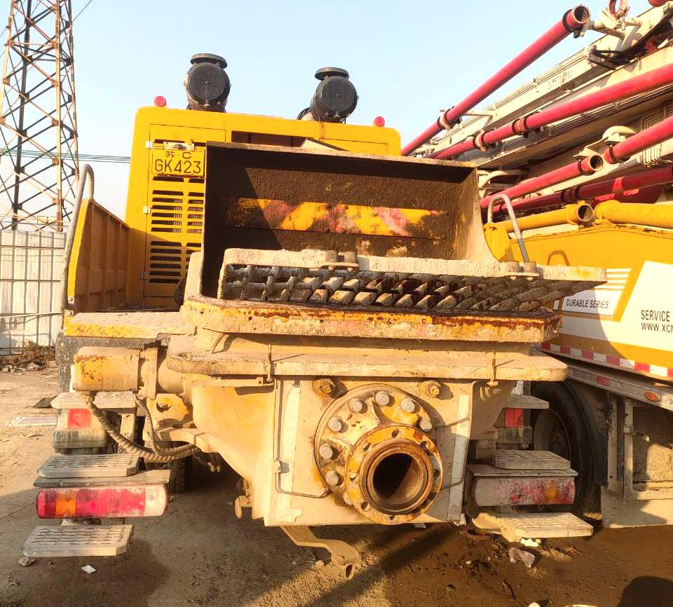 XCMG Official HBC10050V Second Hand Truck Mounted Line Concrete Pump With High Quality - Matériel de béton: photos 4 XCMG Official HBC10050V Second Hand Truck Mounted Line Concrete Pump With High Quality - Matériel de béton: photos 4