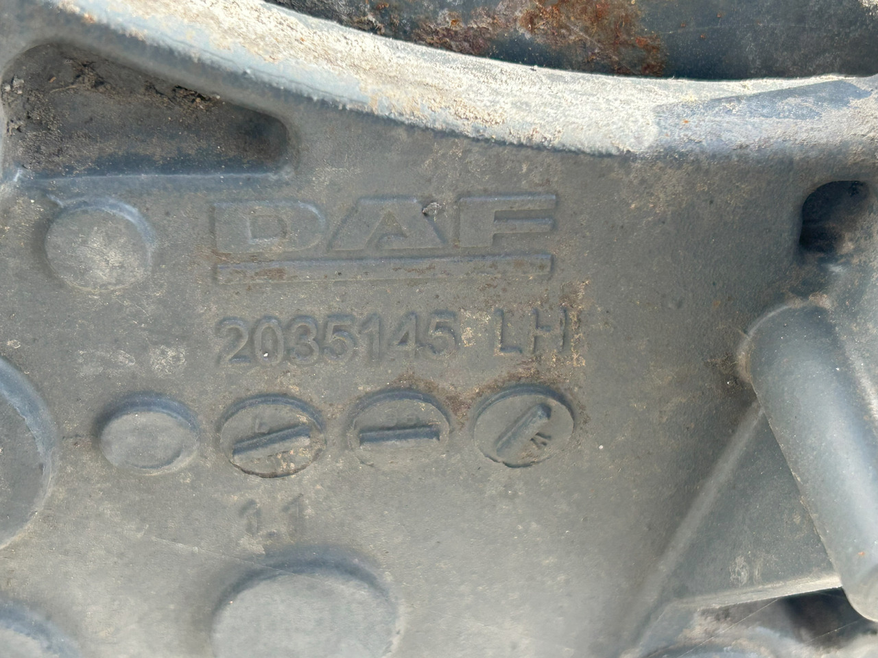DAF CF EURO 6 BUMPER BEAM WITH STEP BRACKETS - Pare-chocs: photos 4 DAF CF EURO 6 BUMPER BEAM WITH STEP BRACKETS - Pare-chocs: photos 4