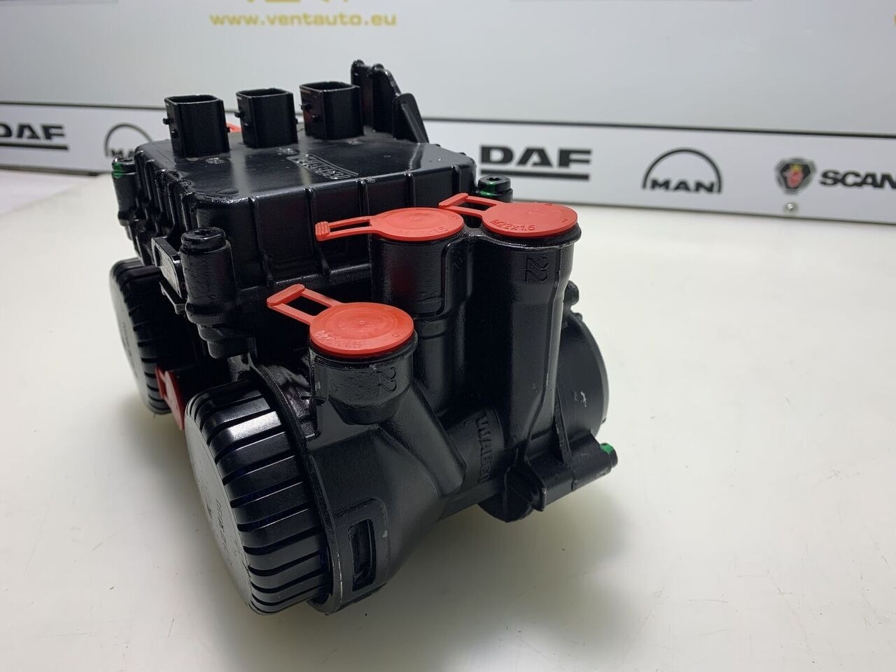 DAF XF 106 1818832 1867002 DAF XF 106 truck - Valve de frein pour Camion: photos 3 DAF XF 106 1818832 1867002 DAF XF 106 truck - Valve de frein pour Camion: photos 3