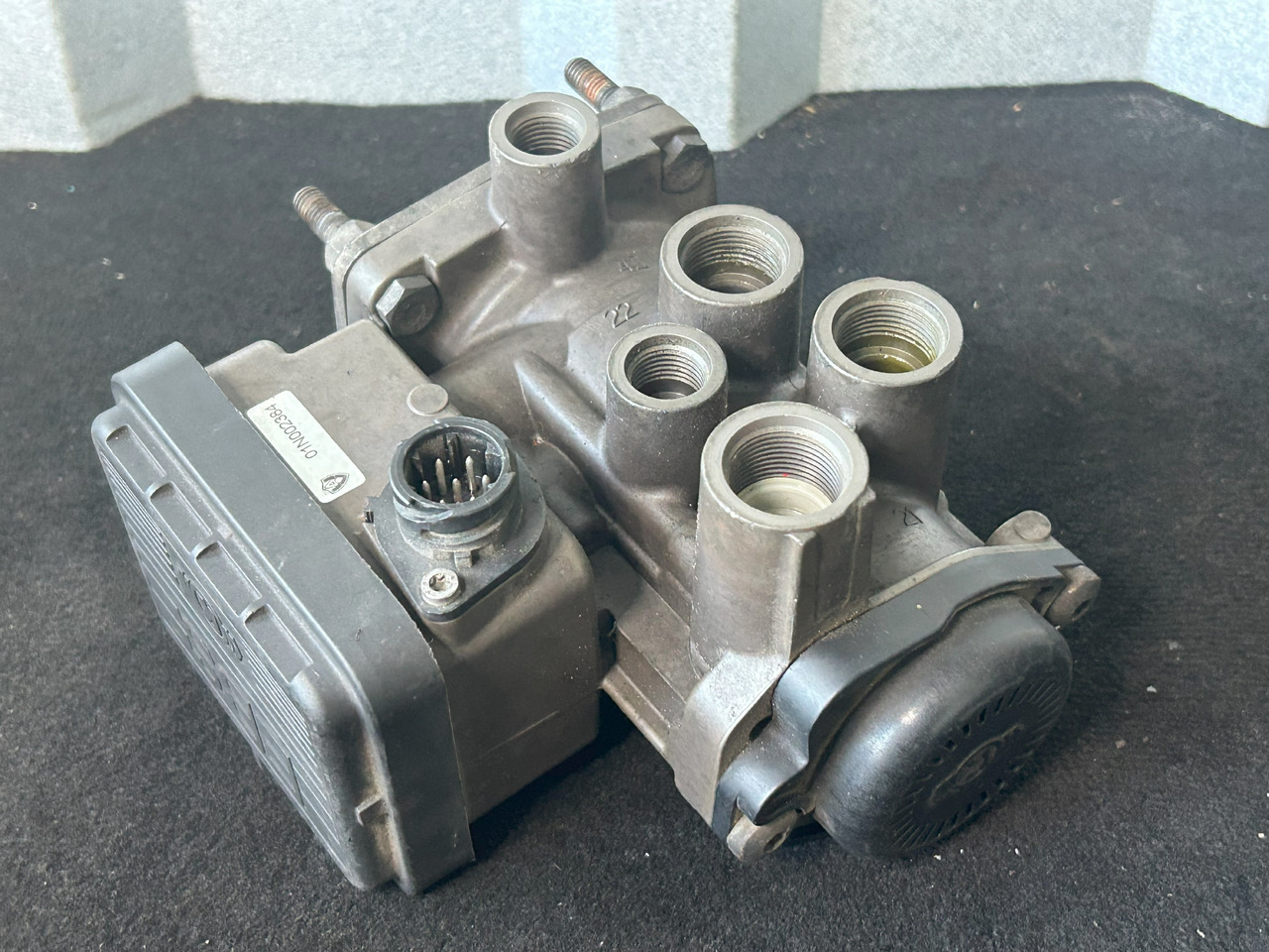 KNORR-BREMSE TRAILER EBS CONTROL VALVE / EUROPE / VOLVO - Valve de frein: photos 4 KNORR-BREMSE TRAILER EBS CONTROL VALVE / EUROPE / VOLVO - Valve de frein: photos 4