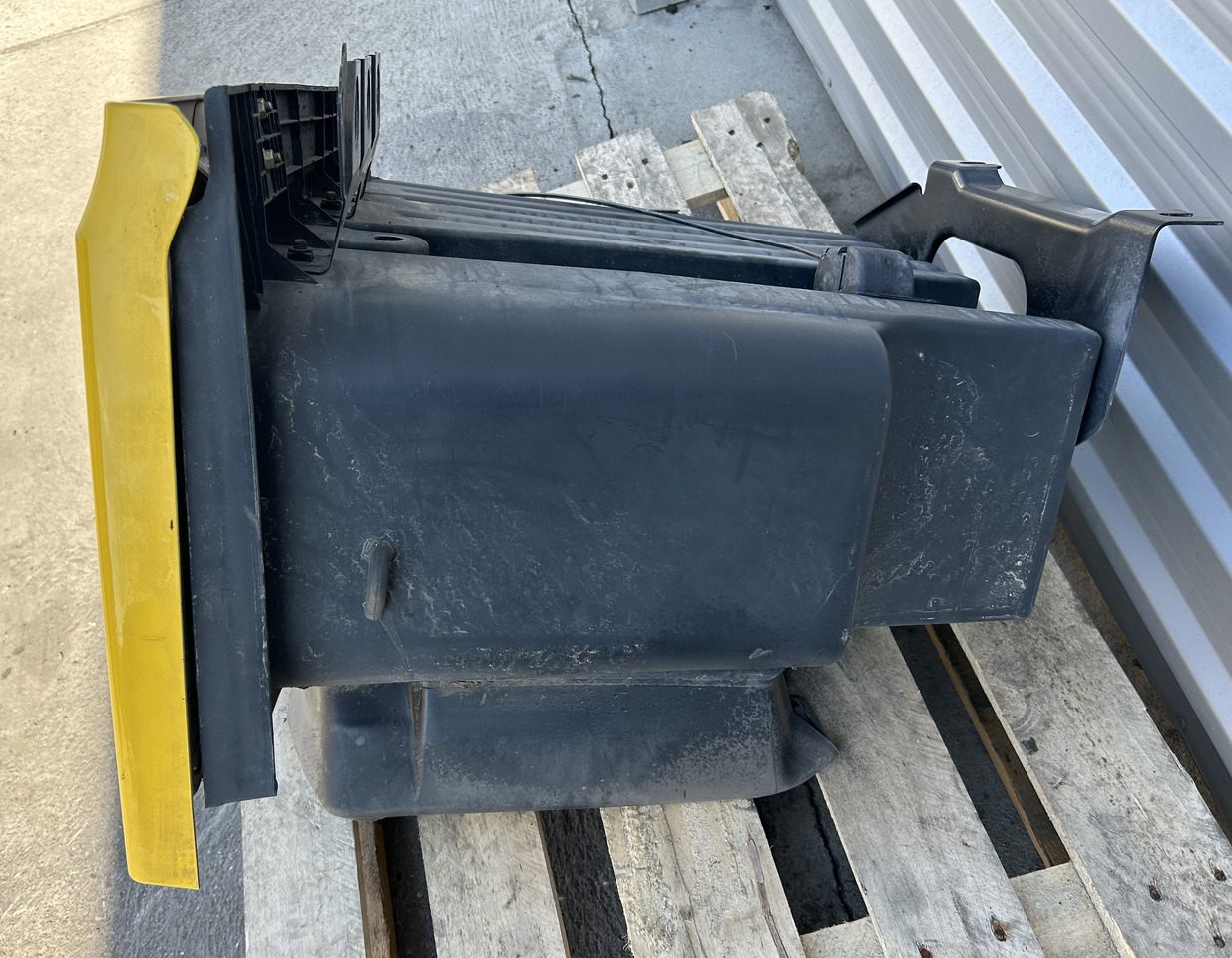 MERCEDES ACTROS MP5 STORAGE COMPARTMENT EXTENSION OF THE STEPS LEFT - Pièce universelle: photos 3 MERCEDES ACTROS MP5 STORAGE COMPARTMENT EXTENSION OF THE STEPS LEFT - Pièce universelle: photos 3