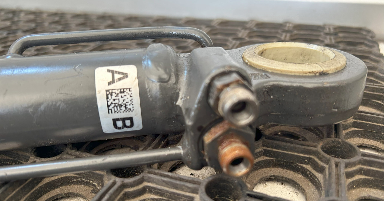 MERCEDES ATEGO CABIN LIFTING ACTUATOR + PUMP - Suspension de cabine: photos 5 MERCEDES ATEGO CABIN LIFTING ACTUATOR + PUMP - Suspension de cabine: photos 5