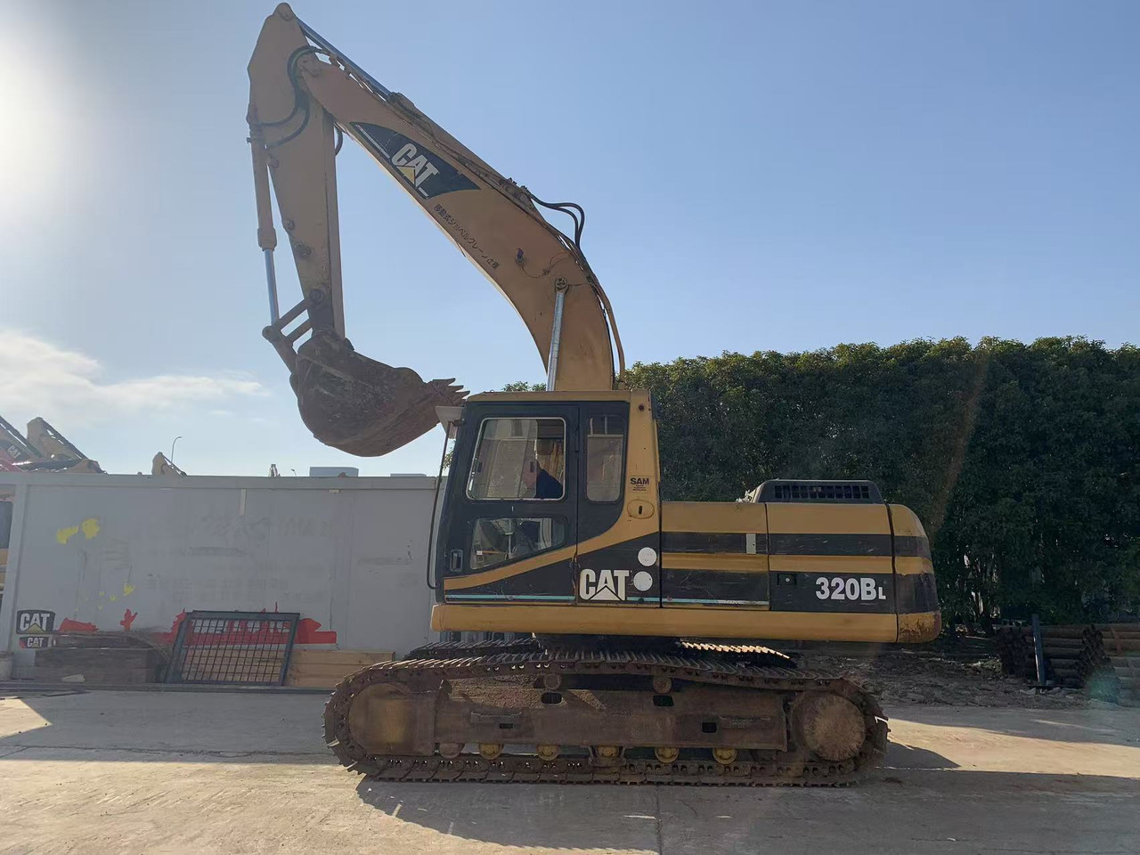 CATERPILLAR Crawler Excavator CAT 320B, 320BL Original Japanese Excavator - Pelle sur chenille: photos 1 CATERPILLAR Crawler Excavator CAT 320B, 320BL Original Japanese Excavator - Pelle sur chenille: photos 1