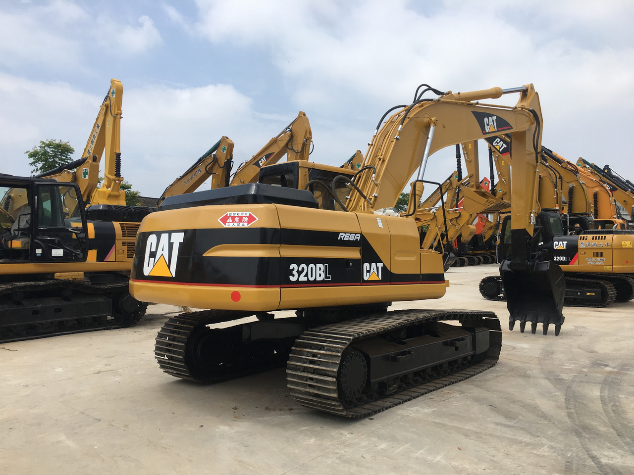 CATERPILLAR Used Excavator Popular Sale to African Countries - CAT 320BL - Pelle sur chenille: photos 2 CATERPILLAR Used Excavator Popular Sale to African Countries - CAT 320BL - Pelle sur chenille: photos 2