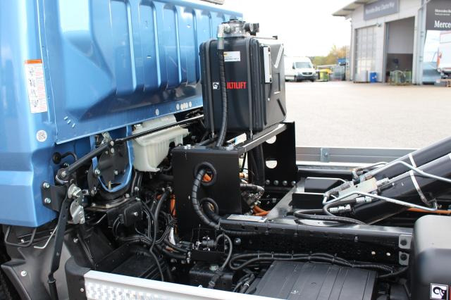 Photo d'intérieur 1: Camion ampliroll FUSO 9C18E