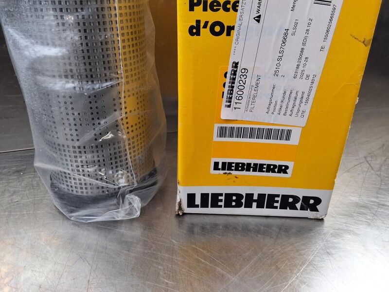 Liebherr R922 / R924 / R922 LC / R914 COMPACT / R920 LC / R920 NLC / R918 XLC / R918 LC / R918 NLC / R924 LC - Filtre à air: photos 2 Liebherr R922 / R924 / R922 LC / R914 COMPACT / R920 LC / R920 NLC / R918 XLC / R918 LC / R918 NLC / R924 LC - Filtre à air: photos 2