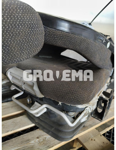 Liebherr R926 COMP - Siège: photos 3 Liebherr R926 COMP - Siège: photos 3