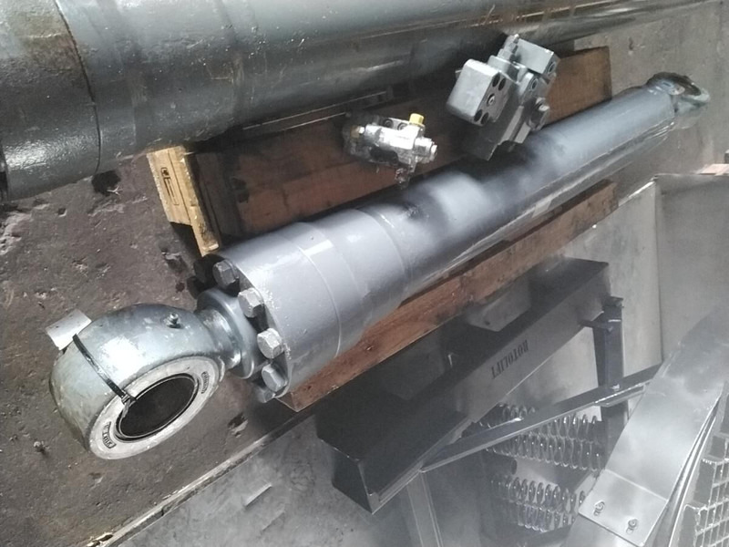 Liebherr R946 LC / R946 LC - Vérin hydraulique: photos 1 Liebherr R946 LC / R946 LC - Vérin hydraulique: photos 1