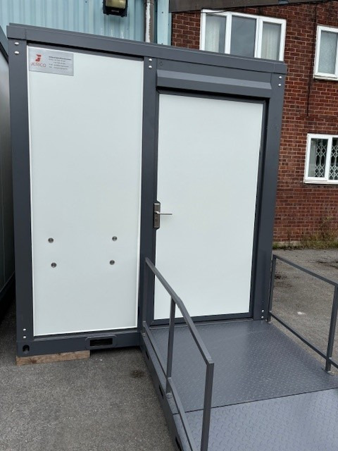 DISABLED TOILET UNIT INCL. RAMP, INSULATED, FORKLIFT LIFTING POINT - Conteneur comme habitat: photos 2 DISABLED TOILET UNIT INCL. RAMP, INSULATED, FORKLIFT LIFTING POINT - Conteneur comme habitat: photos 2