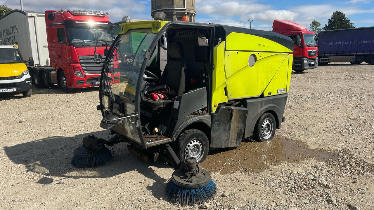 JOHNSTON - Balayeuse de voirie: photos 1 JOHNSTON - Balayeuse de voirie: photos 1