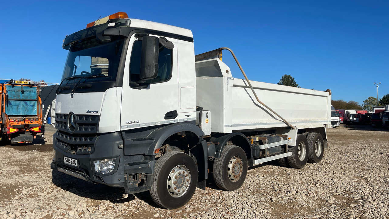 Mercedes-Benz Arocs 3240 - Camion benne: photos 2 Mercedes-Benz Arocs 3240 - Camion benne: photos 2
