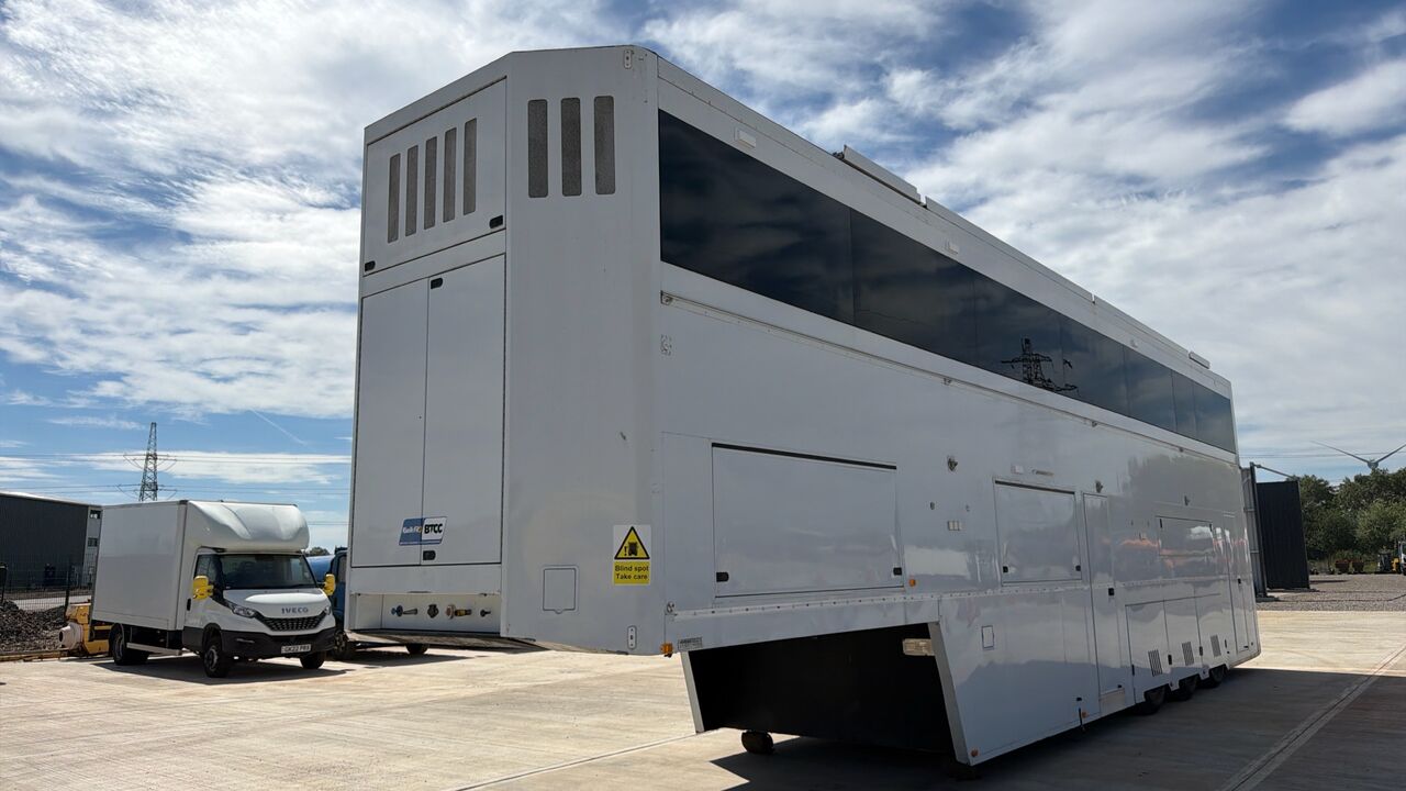 HOPKINS MOTOR SPORT / GRAY & ADAMS RACE / HOSPITALITY TRAILER 3 LEVELS INCL. ROOF TERRACE / MARQUEE - Remorque: photos 2 HOPKINS MOTOR SPORT / GRAY & ADAMS RACE / HOSPITALITY TRAILER 3 LEVELS INCL. ROOF TERRACE / MARQUEE - Remorque: photos 2