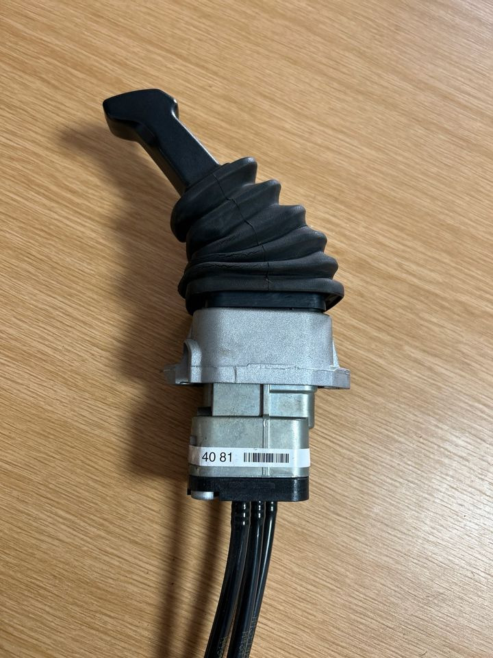 Atego 4 EU 6 bremsventil Handbremsventil KNORR-BREMSE A0044304081 - Valve de frein pour Camion: photos 3 Atego 4 EU 6 bremsventil Handbremsventil KNORR-BREMSE A0044304081 - Valve de frein pour Camion: photos 3