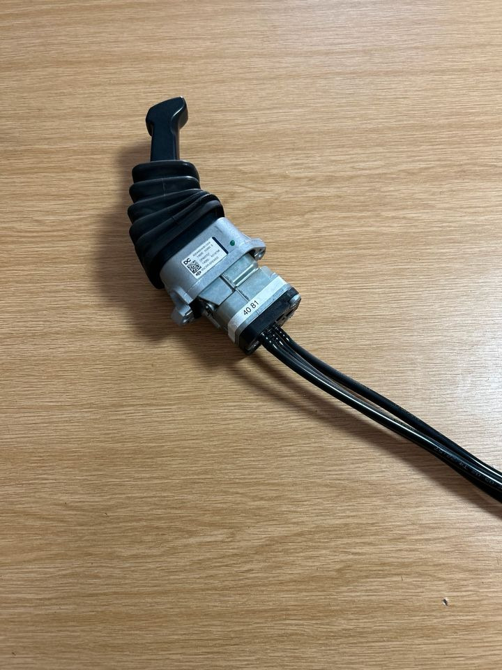 Atego 4 EU 6 bremsventil Handbremsventil KNORR-BREMSE A0044304081 - Valve de frein pour Camion: photos 1 Atego 4 EU 6 bremsventil Handbremsventil KNORR-BREMSE A0044304081 - Valve de frein pour Camion: photos 1
