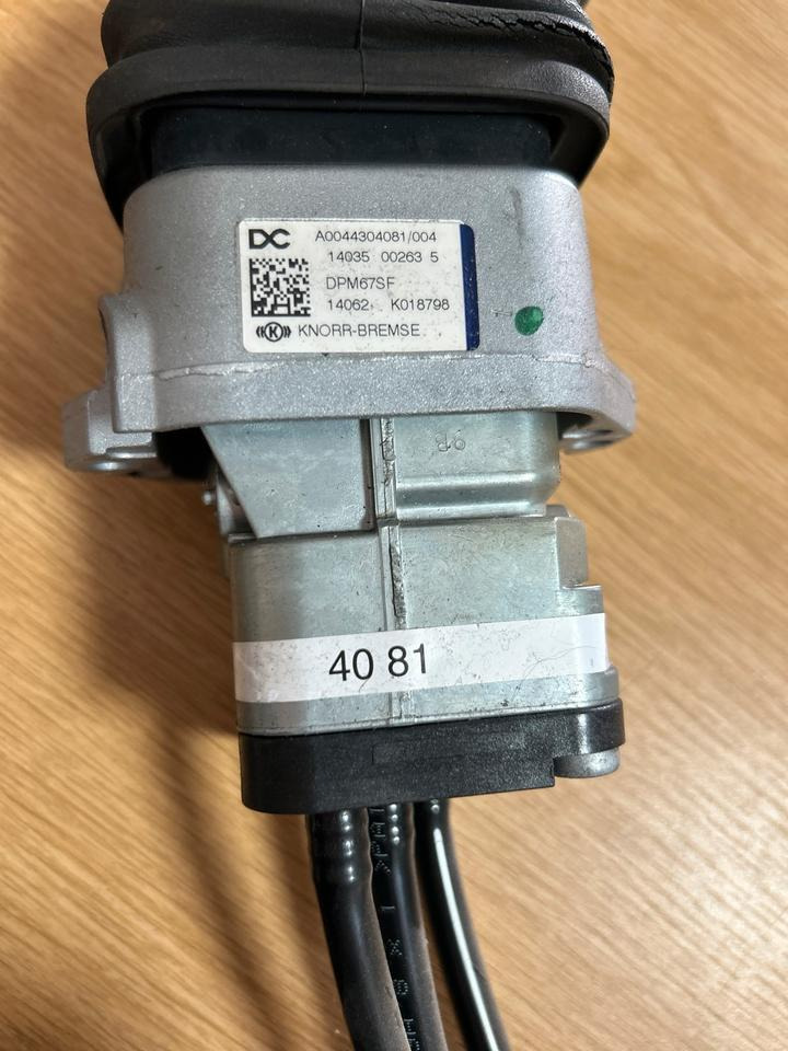 Atego 4 EU 6 bremsventil Handbremsventil KNORR-BREMSE A0044304081 - Valve de frein pour Camion: photos 2 Atego 4 EU 6 bremsventil Handbremsventil KNORR-BREMSE A0044304081 - Valve de frein pour Camion: photos 2