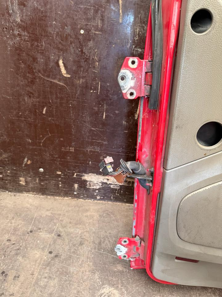 DAF XF 105,460 Beifahrertür Rot Spiegel Innenverkleidung LN 46 - Portière et pièces pour Camion: photos 4 DAF XF 105,460 Beifahrertür Rot Spiegel Innenverkleidung LN 46 - Portière et pièces pour Camion: photos 4