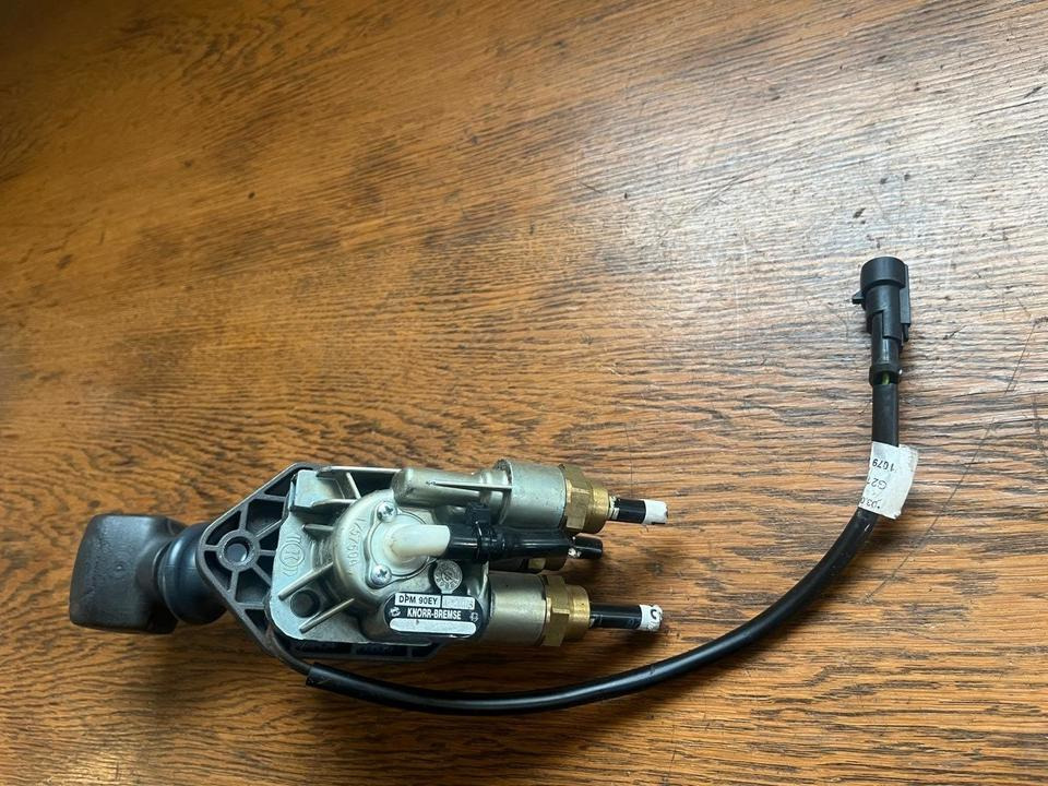 IVECO Stralis KNORR-BREMSE Bremsventil Handbremsventil DPM90EY - Valve de frein pour Camion: photos 3 IVECO Stralis KNORR-BREMSE Bremsventil Handbremsventil DPM90EY - Valve de frein pour Camion: photos 3