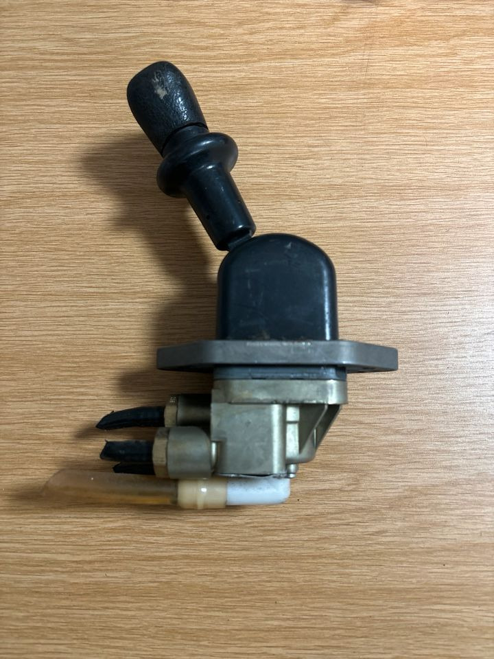 MAN KNORR-BREMSE Handbremsventil / Festellbremse 81.52315-6171 - Levier de vitesse pour Camion: photos 2 MAN KNORR-BREMSE Handbremsventil / Festellbremse 81.52315-6171 - Levier de vitesse pour Camion: photos 2