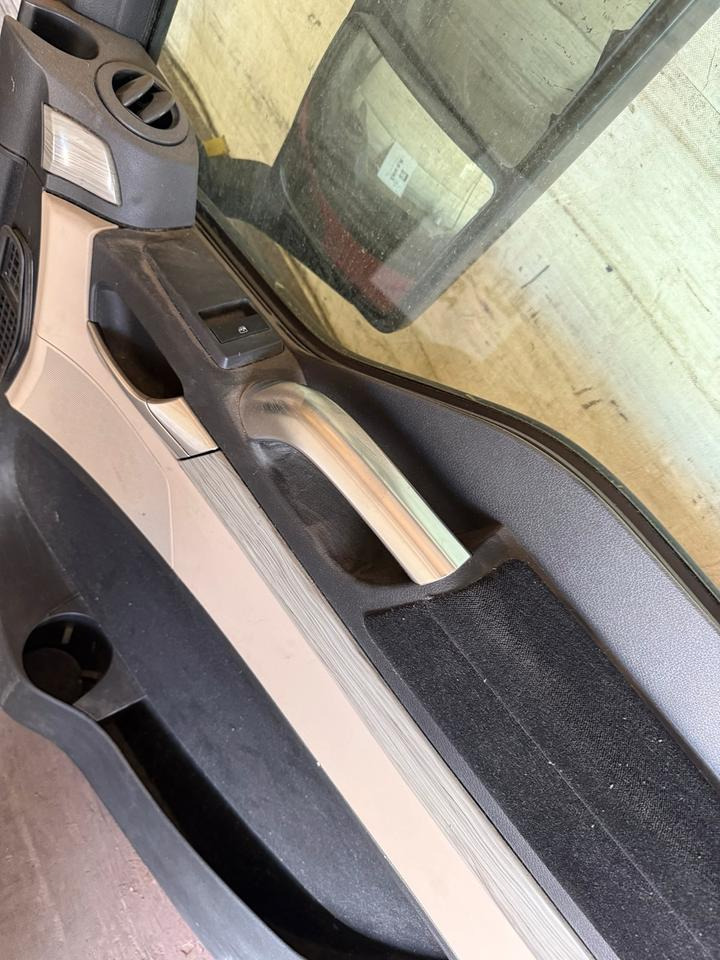 MAN TGX Beifahrertür Rot Spiegel Innenverkleidung LN 62 - Portière et pièces pour Camion: photos 4 MAN TGX Beifahrertür Rot Spiegel Innenverkleidung LN 62 - Portière et pièces pour Camion: photos 4