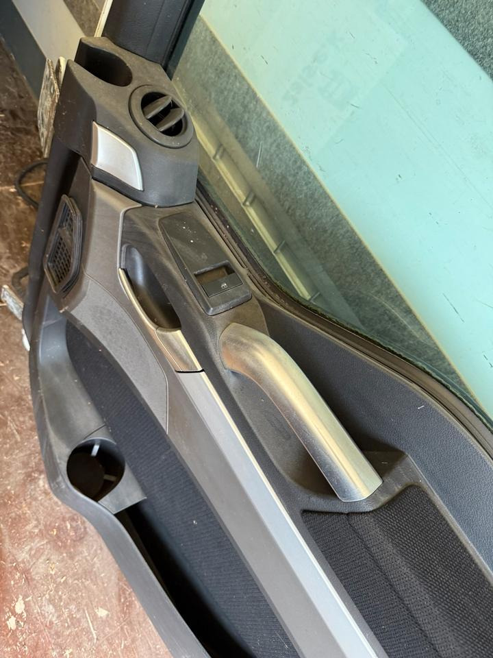 MAN TGX Beifahrertür Weiß Innenverkleidung LN 67 - Portière et pièces pour Camion: photos 5 MAN TGX Beifahrertür Weiß Innenverkleidung LN 67 - Portière et pièces pour Camion: photos 5