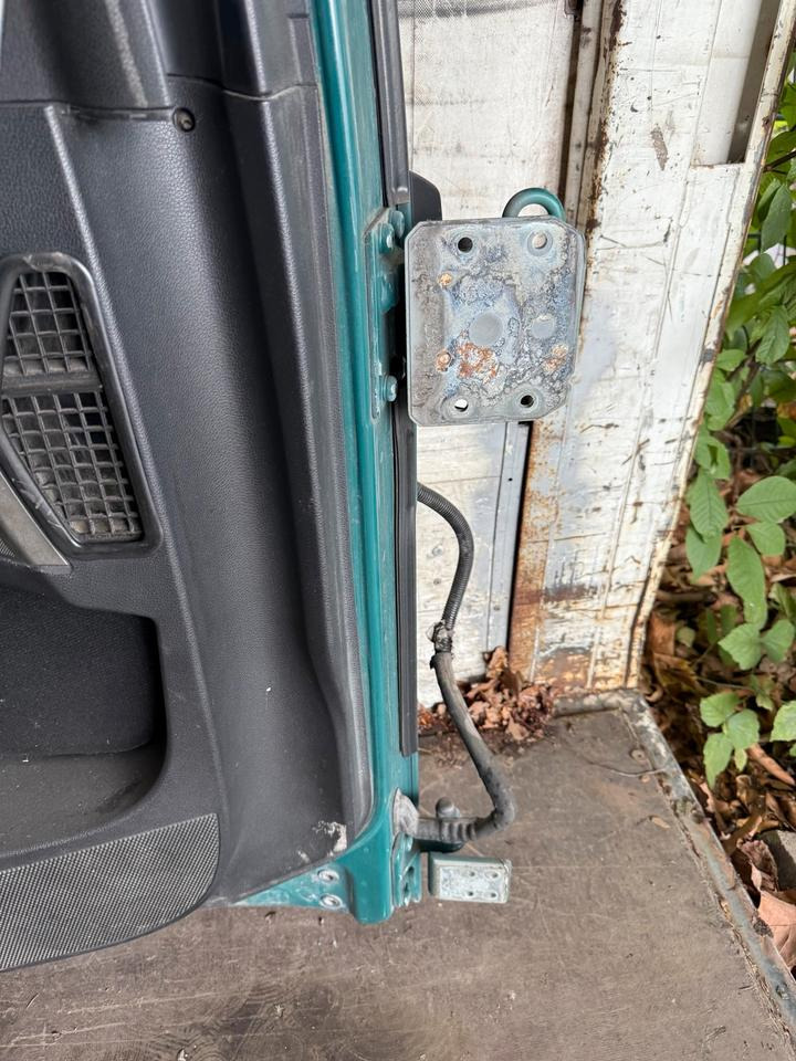 MAN TGX Fahrertür Grün mit Spiegel Innenverkleidung LN 83 - Portière et pièces pour Camion: photos 3 MAN TGX Fahrertür Grün mit Spiegel Innenverkleidung LN 83 - Portière et pièces pour Camion: photos 3