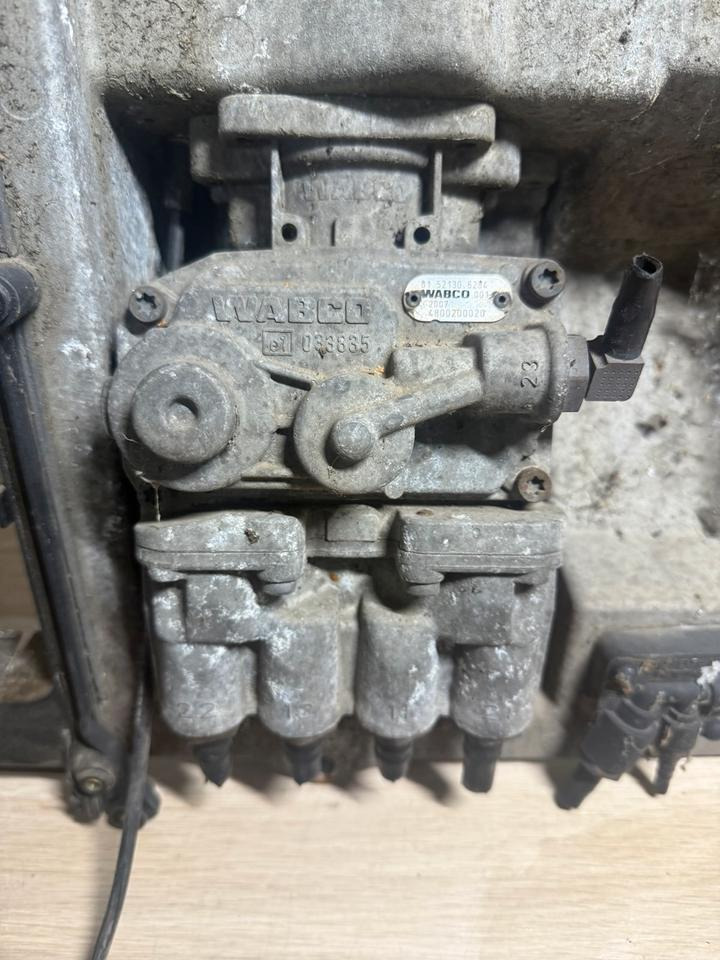 MAN WABCO Fußbremsventil 4800200020 - Pièces de frein pour Camion: photos 2 MAN WABCO Fußbremsventil 4800200020 - Pièces de frein pour Camion: photos 2