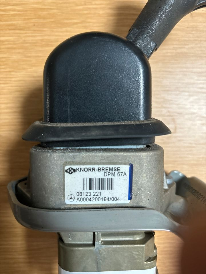 Mercedes KNORR-BREMSE Bremsventil Handbremsventil A0004200184 - Levier de vitesse pour Camion: photos 3 Mercedes KNORR-BREMSE Bremsventil Handbremsventil A0004200184 - Levier de vitesse pour Camion: photos 3